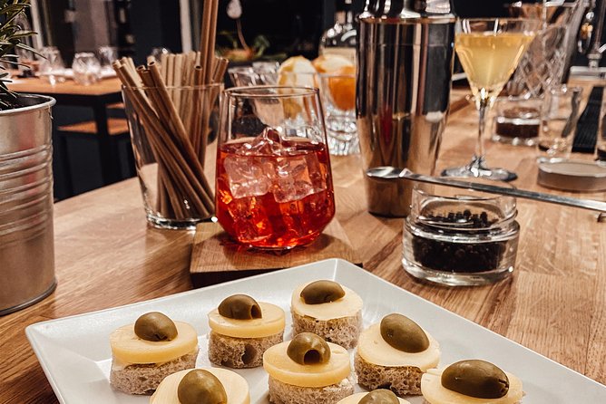 Broken Bones Gin Experience - Timing and Meeting: The 4:00 pm Plan