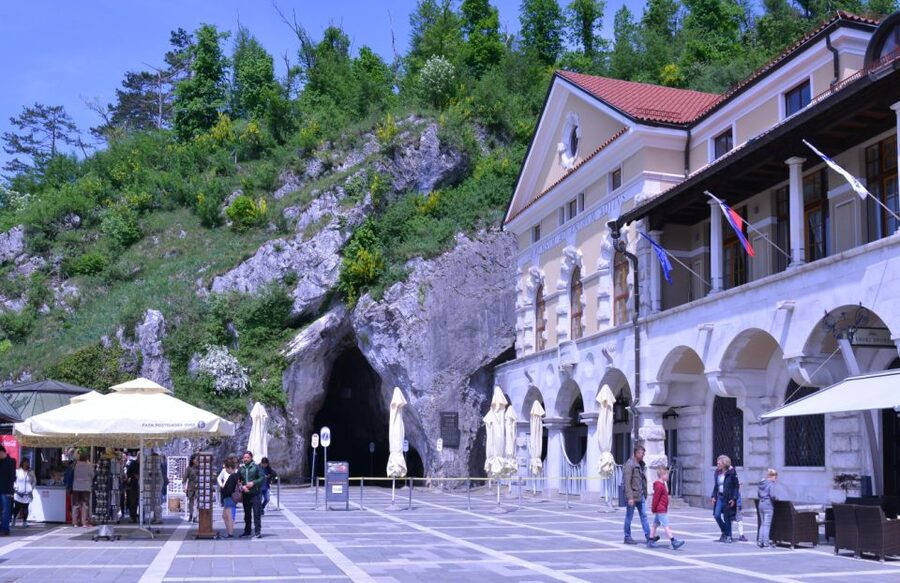 From Ljubljana: Postojna Cave & Predjama Castle Guided Trip - Quick hits