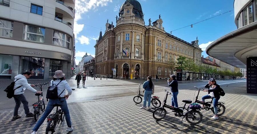 Ljubljana by E-Bike: Guided City Highlights Tour - Old town and Ljubljanica River: bridges, squares, and side streets