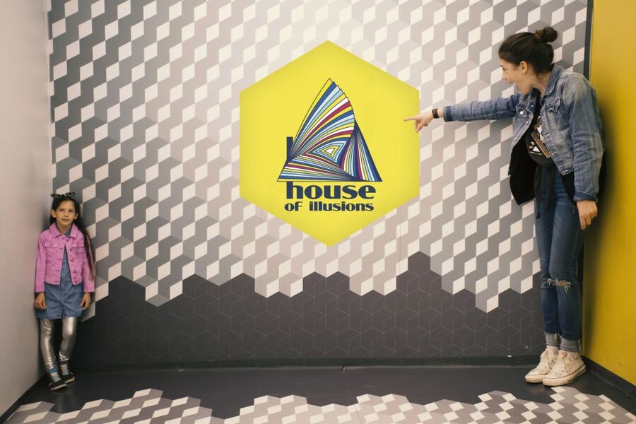 Ljubljana: House of Illusions Entrance Ticket - Kaleidoscope photo souvenir and the summer slushy option