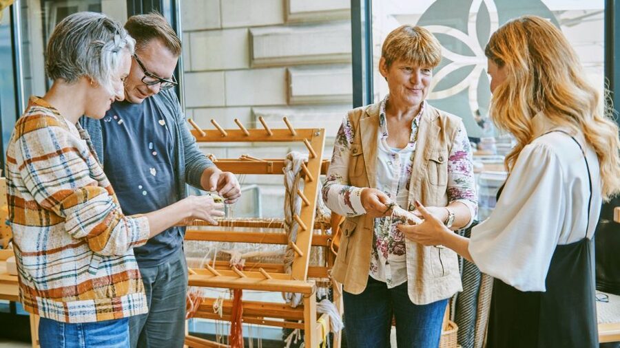 Ljubljana: Interactive Workshop with Experienced Weaver - Your 75 minutes: how the weaving lesson usually unfolds