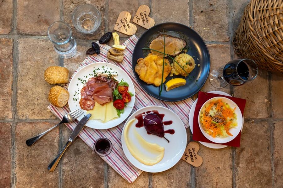 Ljubljana: Traditional Slovenian Dinner and Show - Logistics that actually matter: meeting point, what to wear, and timing