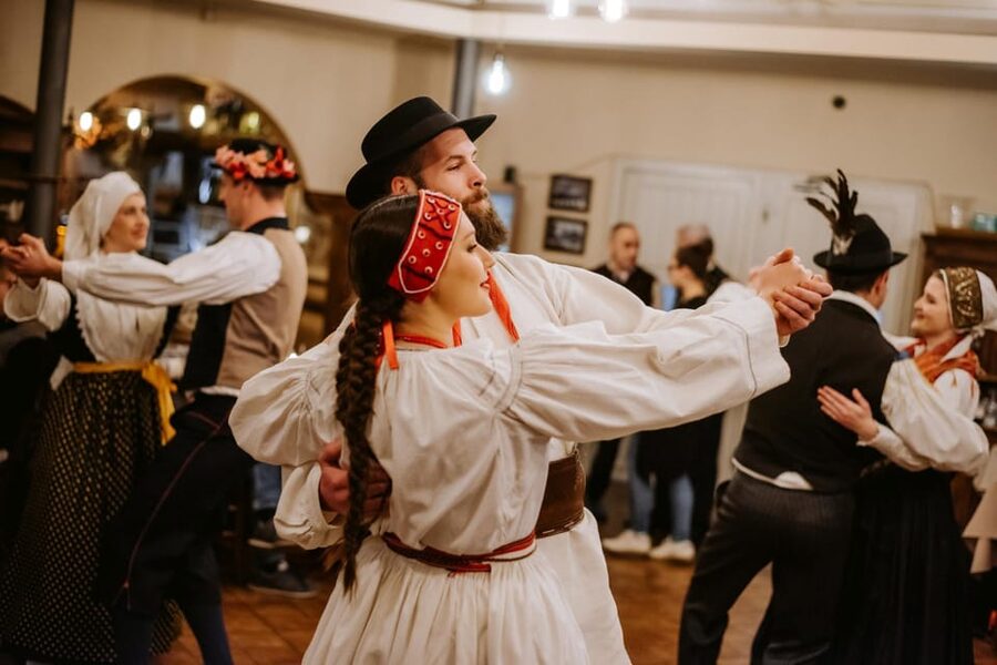 Ljubljana: Traditional Slovenian Dinner and Show - The 3-course Slovenian dinner, with local wine to match the mood