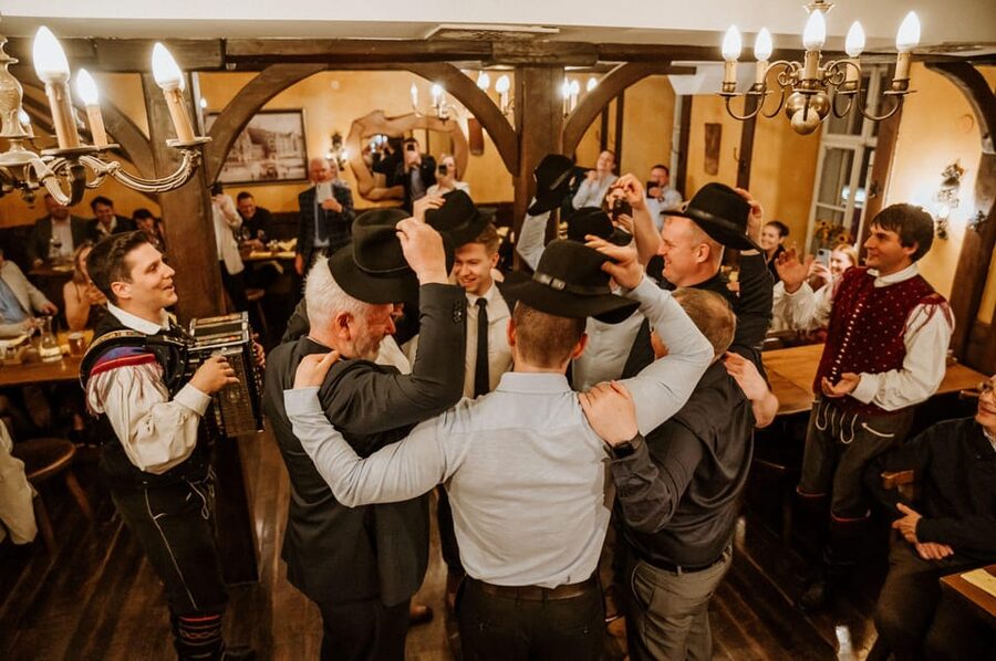 Ljubljana: Traditional Slovenian Dinner and Show - Welcome drinks and šklojce: start tasting Slovenia right away
