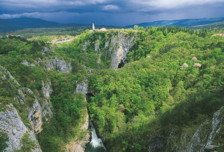 Ljubljana: UNESCO-Listed Škocjan Caves and Piran Day Trip - Where to aim your Piran time: viewpoints, walls, and lunch
