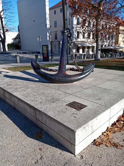 Ljubljana: Wonderful tour fun experience time history - Herkulov vodnjak and Robba Fountain: quick stops, good photo breaks