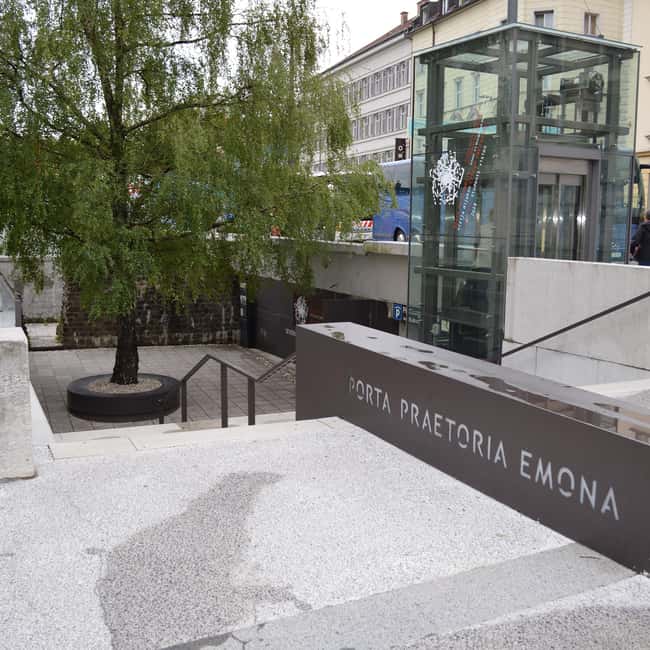 Ljubljana: Wonderful tour fun experience time history - Meeting at Mestni trg 2 and starting at Emona Ljubljana Gate