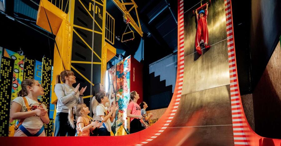 Woop! Fun park with 21 attractions - Games That Turn Jumping Into Real Play: Dodgeball and Cage Ball