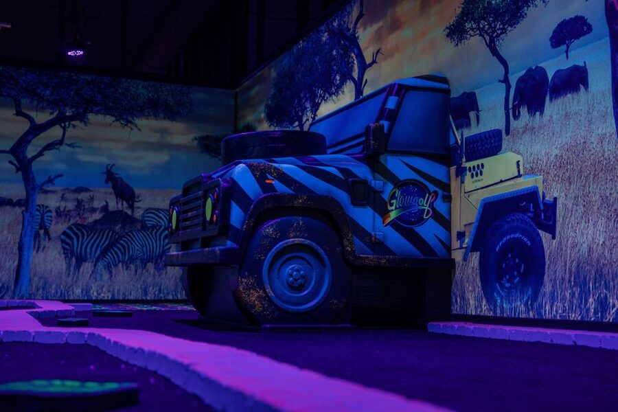 Woop! Glow golf: Ljubljana Btc City - America room: city vibes and glow club momentum