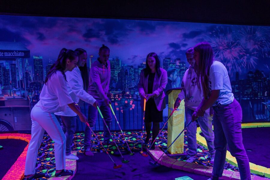 Woop! Glow golf: Ljubljana Btc City - Arab World room: desert corners and photo-friendly angles