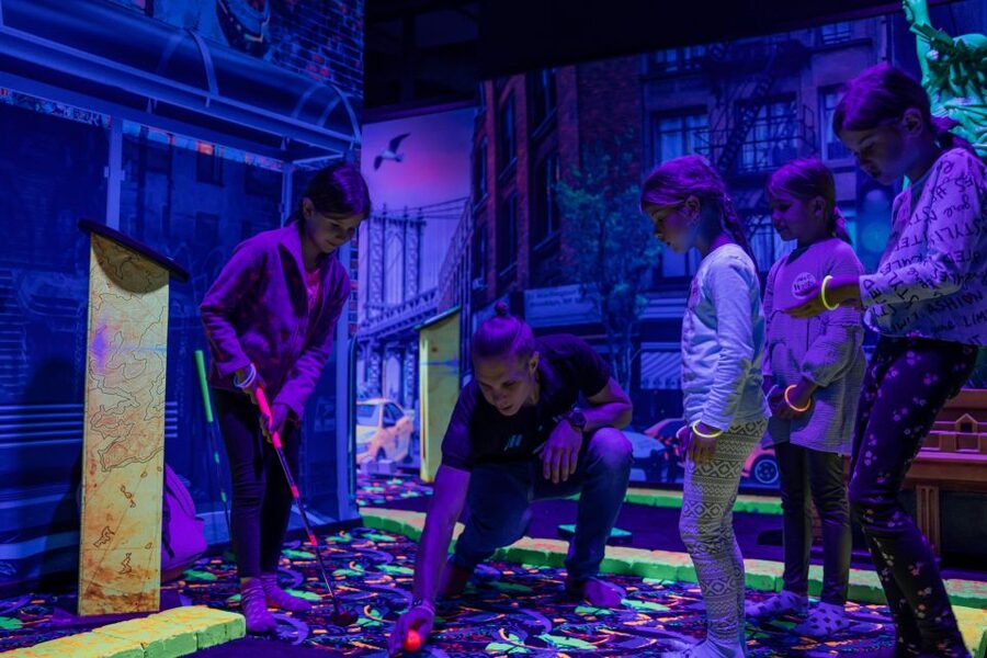 Woop! Glow golf: Ljubljana Btc City - Africa room: safari moments and end-of-game energy