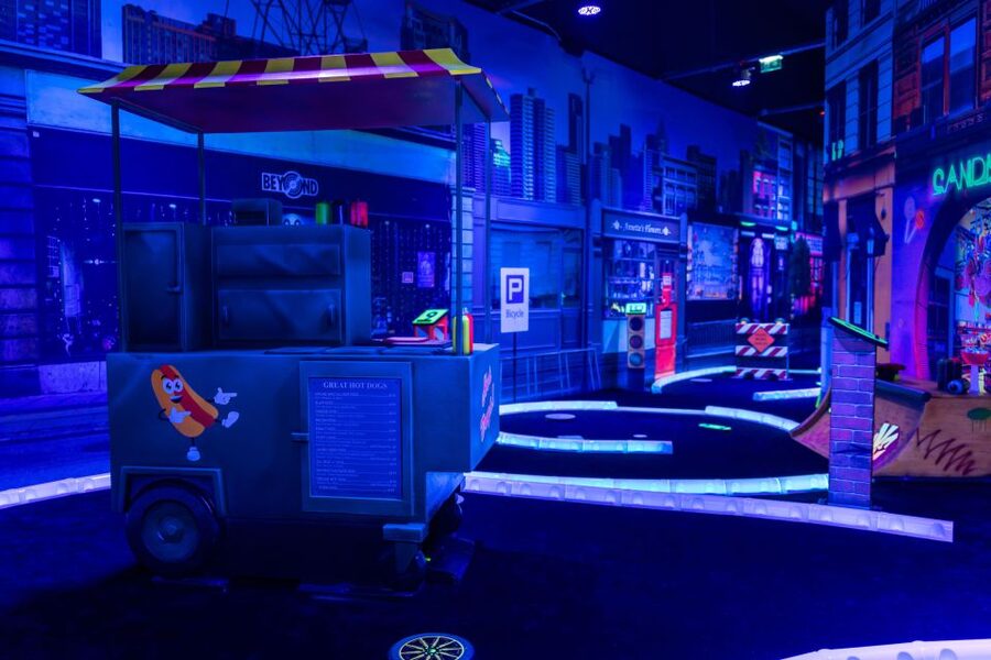 Woop! Glow Golf: Maribor - Neon Golf in Maribor, Straight Through the Night Streets